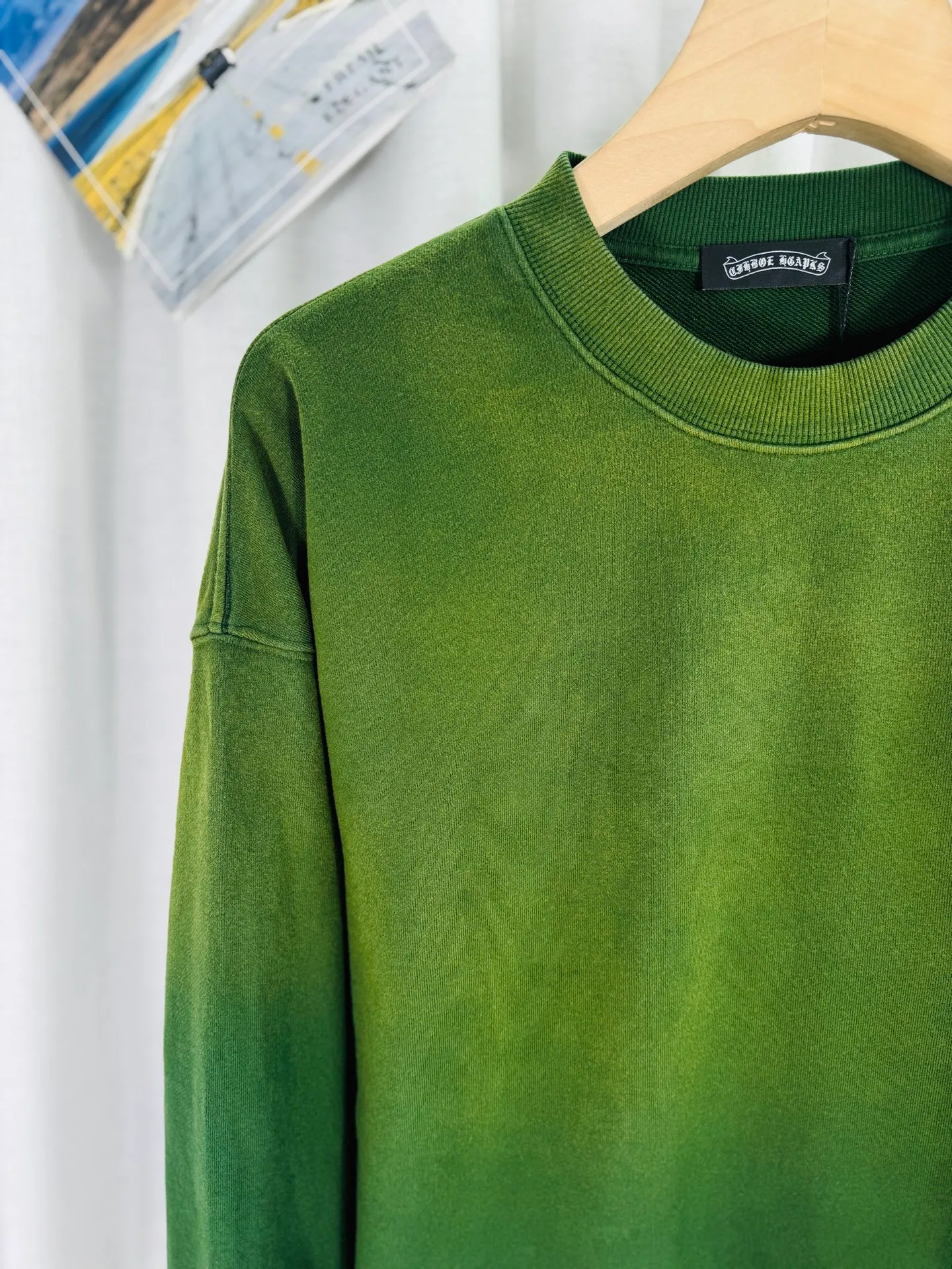 P290 top version, real shot without P, ​​different from market currency) 𝗖𝗵𝗿𝗼𝗺𝗲 𝗛𝗲𝗮𝗿𝘁𝘀/Croxin 2025 Autumn and Winter New Original Single Counter American 3D Rivets and Stickers Couple Casual Sweater 👑The highest version! Customized fabric 430g tripe terry fabric! American-style pickled and distressed original fabric, laser-burned flowers, rivets and diamonds, exquisite embroidery of letters! The best-selling model in the counter, very comfortable to wear. Accessories: original molded and authenticated collar label➕100% silk wash label. Genuine purchase-grade original hangtag➕matching hanging rope➕3D hanging beads➕original packaging bag. Craftsmanship: The original version has consistent wiring! The highest version of the armhole matching technique! Color: Pink Black Green Purple Size: S M L XL Style Number: 25-375